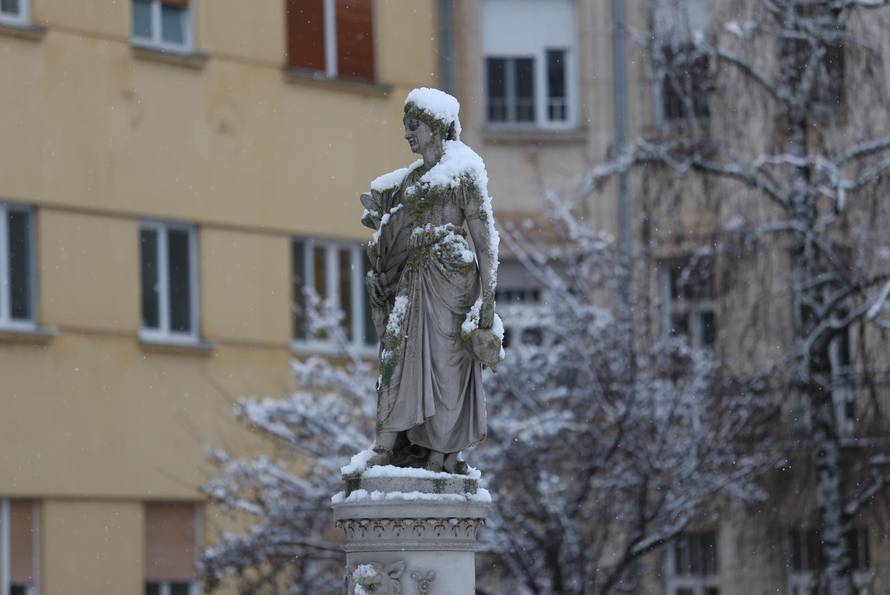 Snježni pokrivač je zabijelio je Osijek