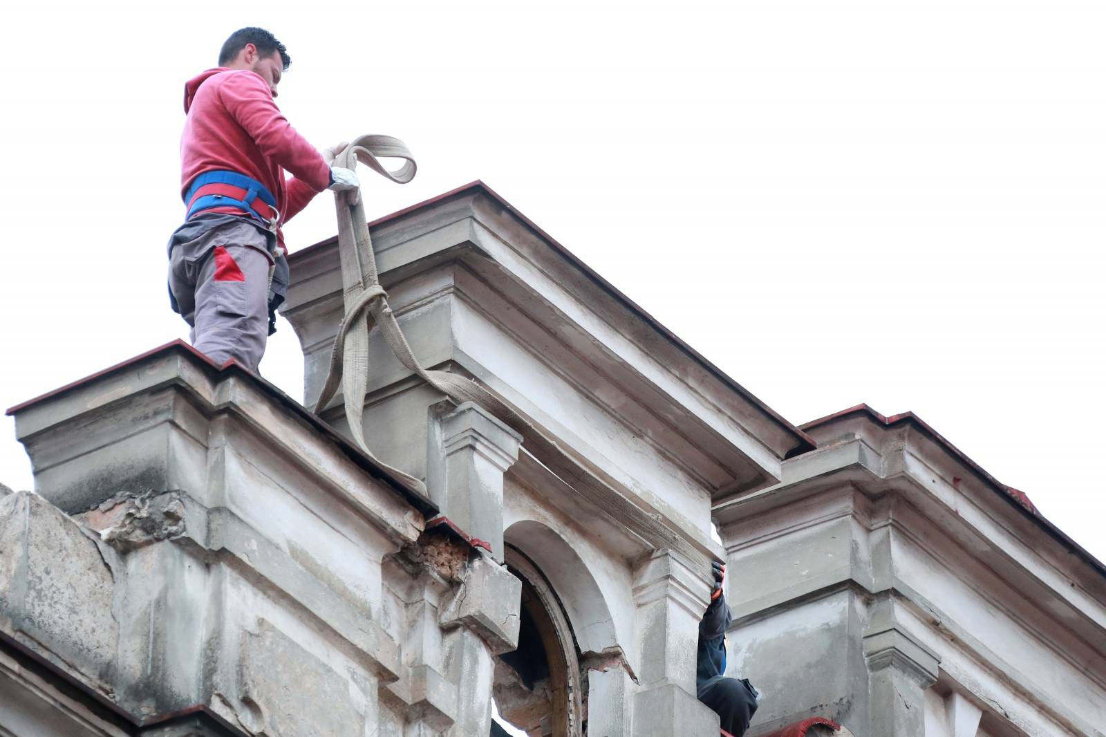 Zagreb: Tijekom spuštanja kupole jedan dio se odlomio i pao ispred radnika