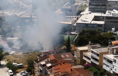 Požar pored splitskog kampusa: Gori trava, vatrogasci na terenu