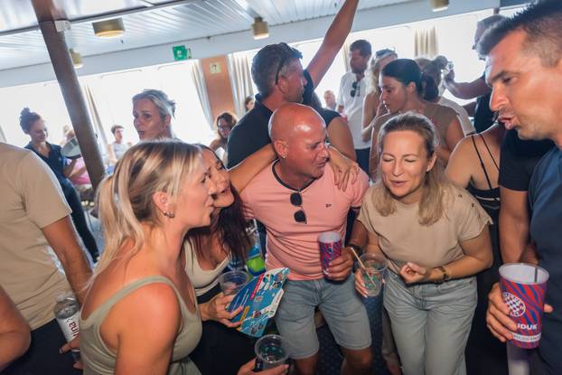Split: Atmosfera na trajektu koji vozi na koncert Trag u beskraju