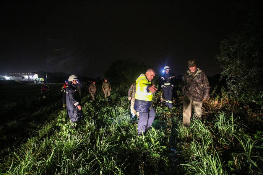 Zagreb: Izvlačenje broda nasukanog na slapovima Save kod toplane