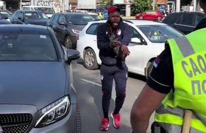 VIDEO 'Brate, I play now!' Igrač Zvezde kasnio na veliki derbi. Pogledajte reakciju policajca