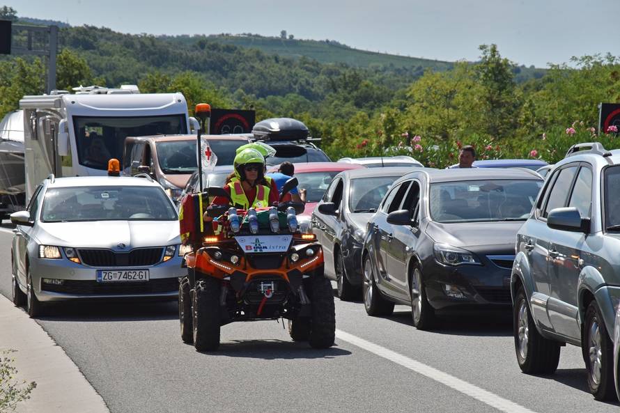 Buje: Volonteri Crvenog kriÅ¾a turistima na Ipsilonu dijele vodu