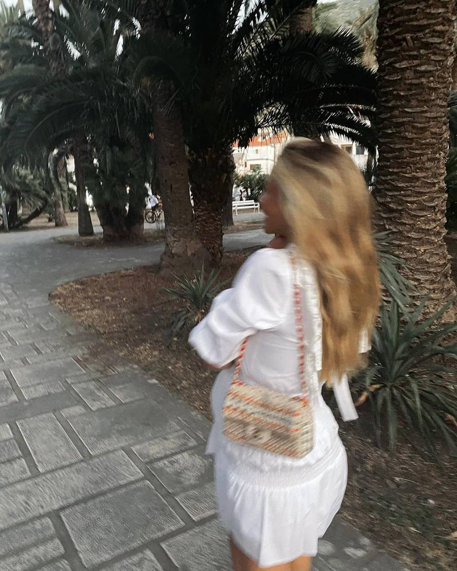 Počelo je odbrojavanje: Izabel u uskoj haljini istaknula trbuščić