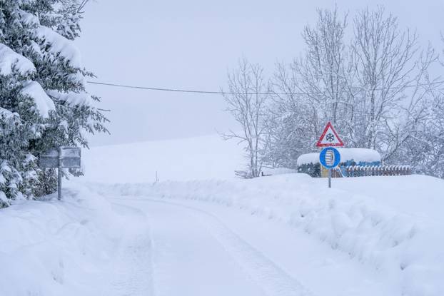 U Vrhovinama i Babinom Potoku palo je oko 50 do 80 cm snijega 