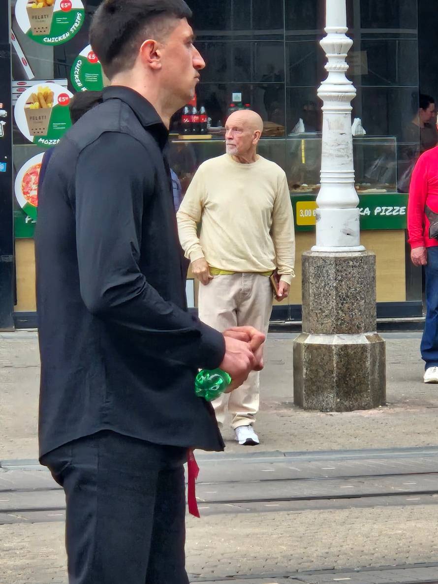 Legendarni glumac u Zagrebu! Malkovich na trgu s Popovićem Volarićem: 'Skupilo se ljudi...'