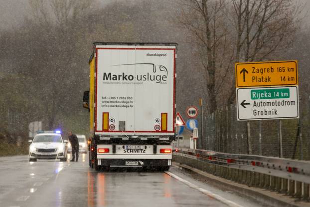 Snijeg paralizirao promet prema Rijeci