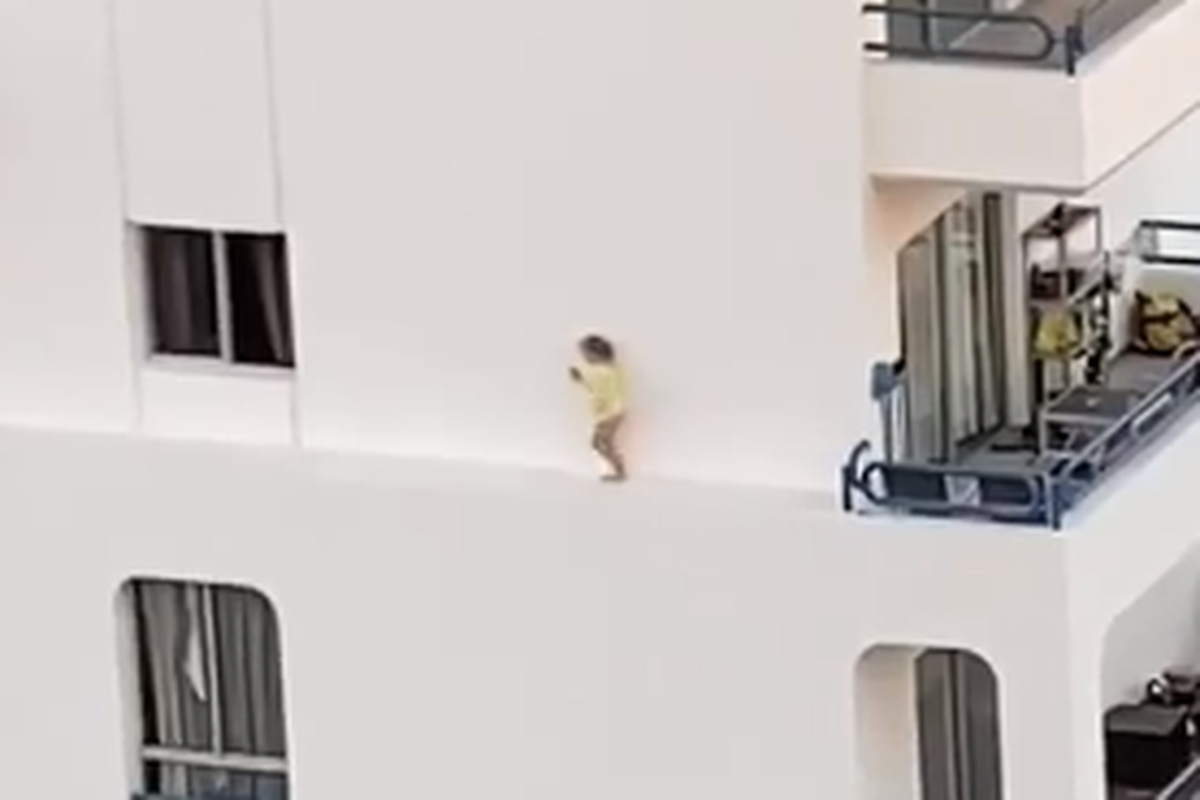 Jezive scene: Dijete izašlo kroz prozor pa hodalo uz rub zgrade
