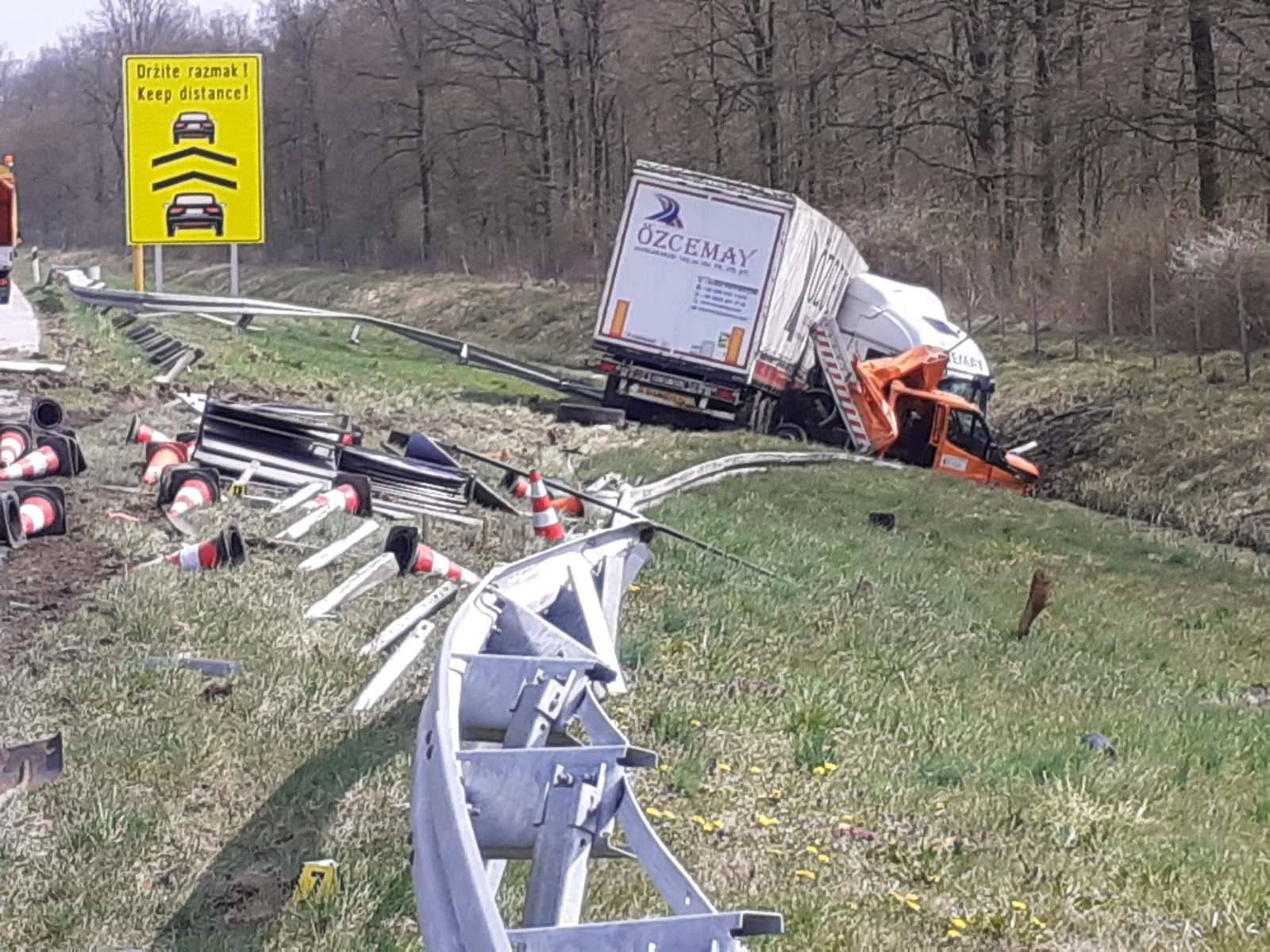 Kamionom naletio na cestare kod Kutine, dvoje ljudi u bolnici