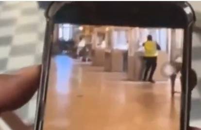 VIDEO Šokantna snimka pljačke u Louvreu: Pilom rezao vitrinu s neprocjenjivim draguljima!