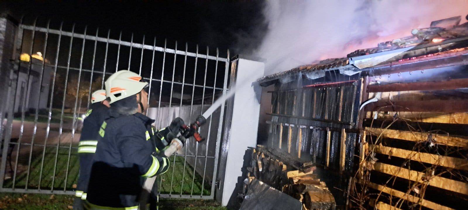 Voćin: Užareni otpad zapalio je kantu, drvarnicu pa ulovio kuću