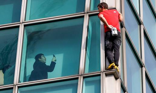 VIDEO Honnold se bez u&zcaron;adi popeo na najvi&scaron;u zgradu na Tajvanu, svi su strepili u&zcaron;ivo