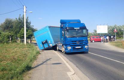 Kamionu se otkvačila prikolica puna crijepa i sletila kraj ceste