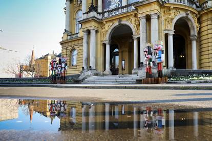 Zagreb: Ispred Hrvatskog narodnog kazališta postavljeni su orašari