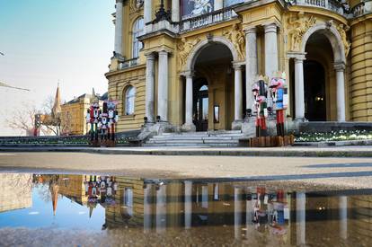 FOTO Postavili su ogromne Orašare ispred HNK u Zagrebu