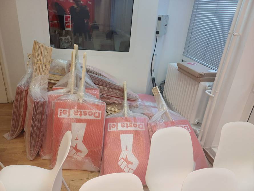 FOTO Naoružali se stotinama transparenata. Ovako se SDP priprema za velike prosvjede