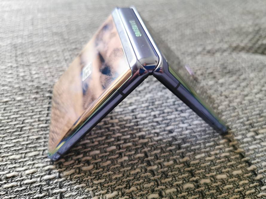 Kao da je iz SF filma: Isprobali smo futuristički Galaxy Z Flip