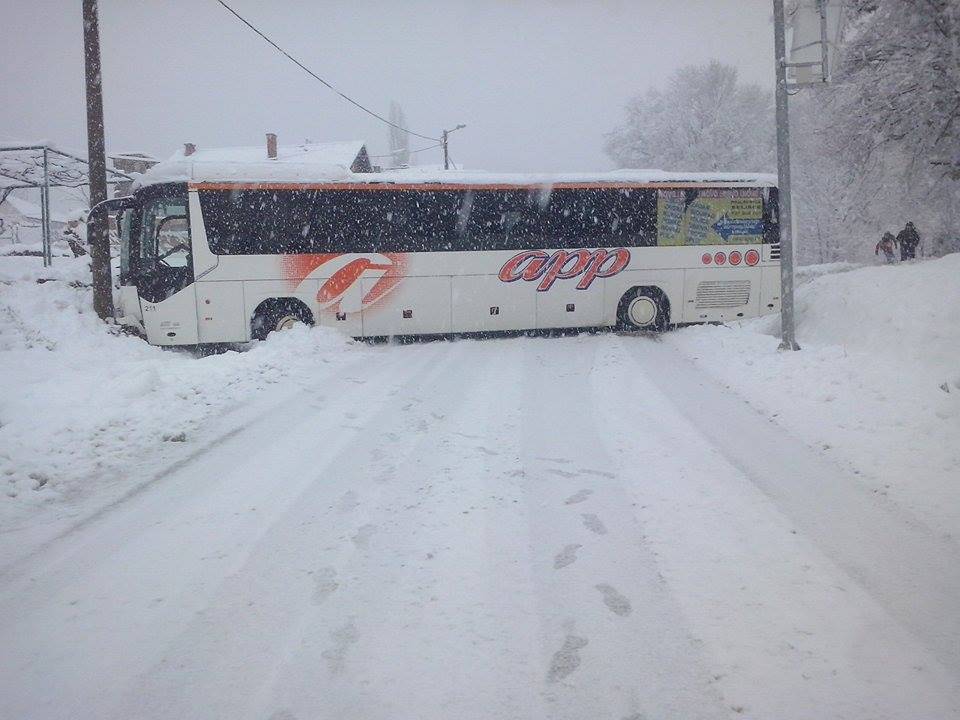 Autobus pun učenika sletio je u jarak, nitko nije  ozlijeđen
