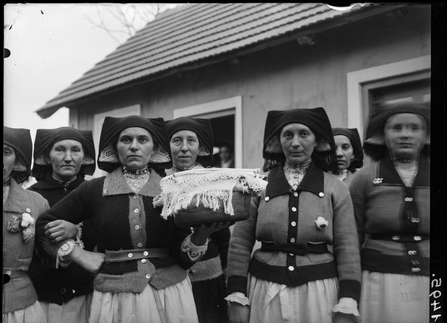 Kruna i šareni barjak nekad su mladu čuvali od uroka i zlih sila