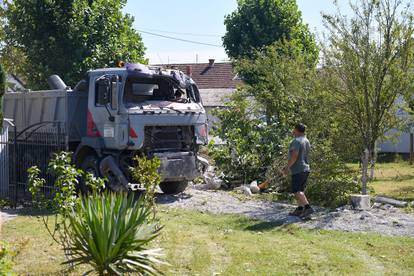 FOTO Užas u Garešnici: Teretnim kamionom se zabio u obiteljsku kuću, stavili stup da se ne uruši