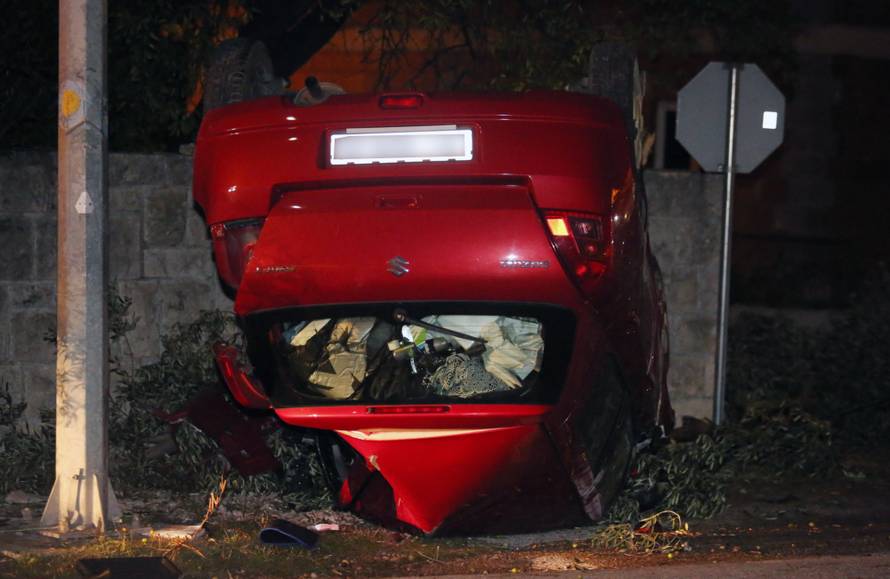 Izletio s ceste, prevrnuo se na krov i pokosio nekoliko maslina