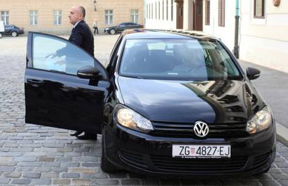 Ministar Matić došao u Golfu 5, službeni auto je na popravku