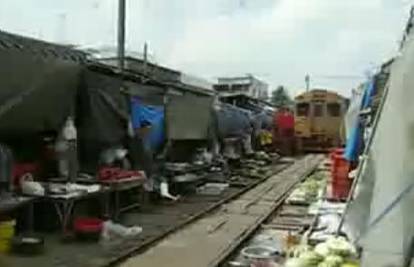 Vlak u Bankoku prolazi doslovce kroz tržnicu