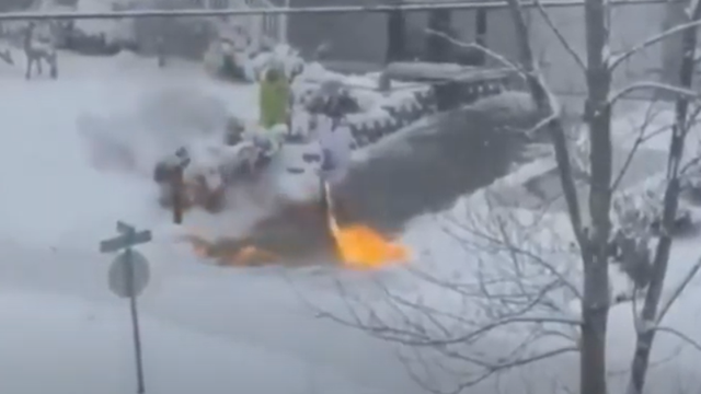 Ovo ne pokušavajte: Obukao ogrtač i očistio snijeg sa svog prilaza bacačem plamena!