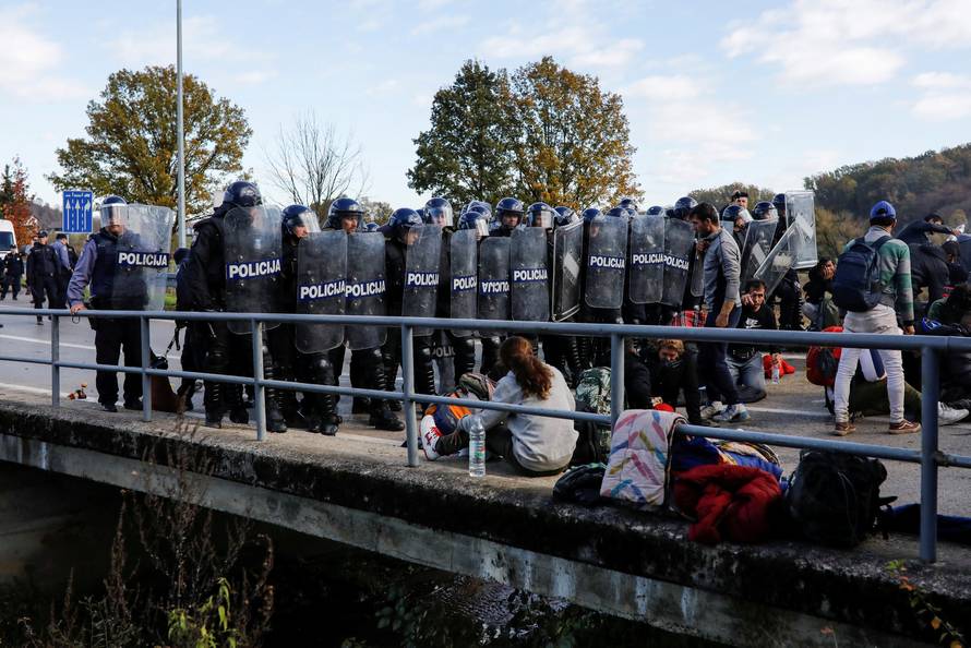 Migrants at the Maljevac border crossing between Bosnia and Croatia