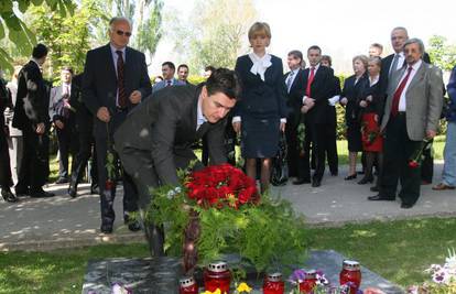 SDP Račanu odao počast na treću godišnjicu smrti  