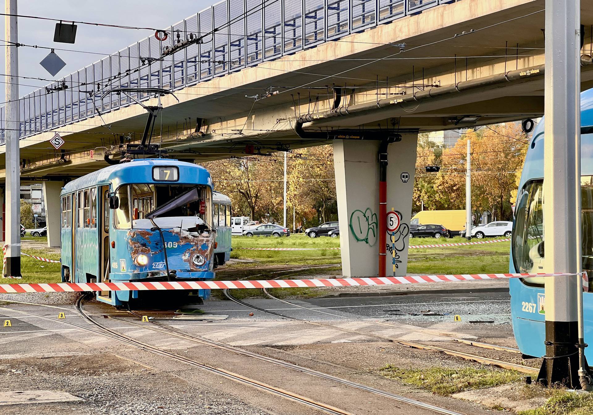 Jedna osoba poginula u sudaru tramvaja i autobusa