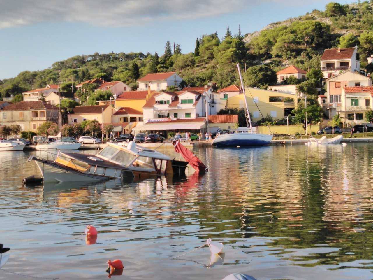 Vjetar nasukao brodove, čupao drveće, nestajalo je i struje...