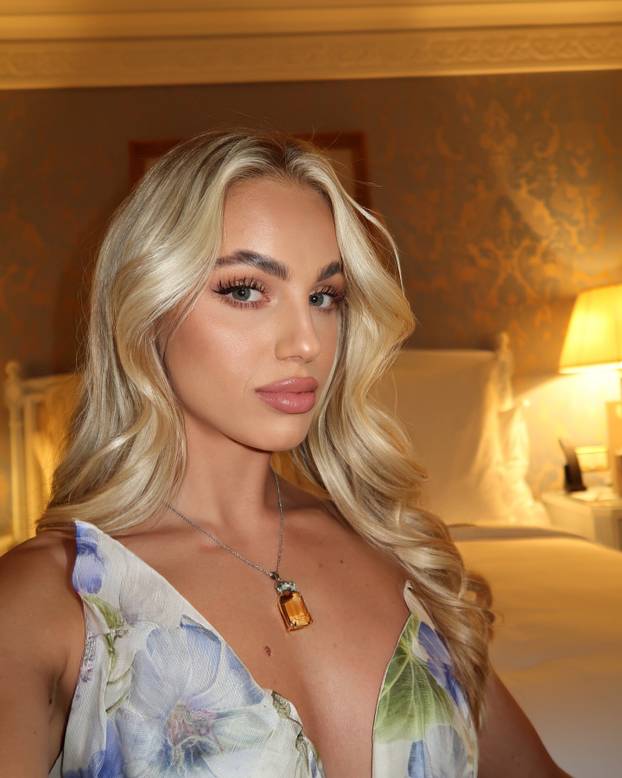 FOTO Kratka haljina i zavodljivi pogled. Ovako je najljepša nogometašica uplovila u 2026.