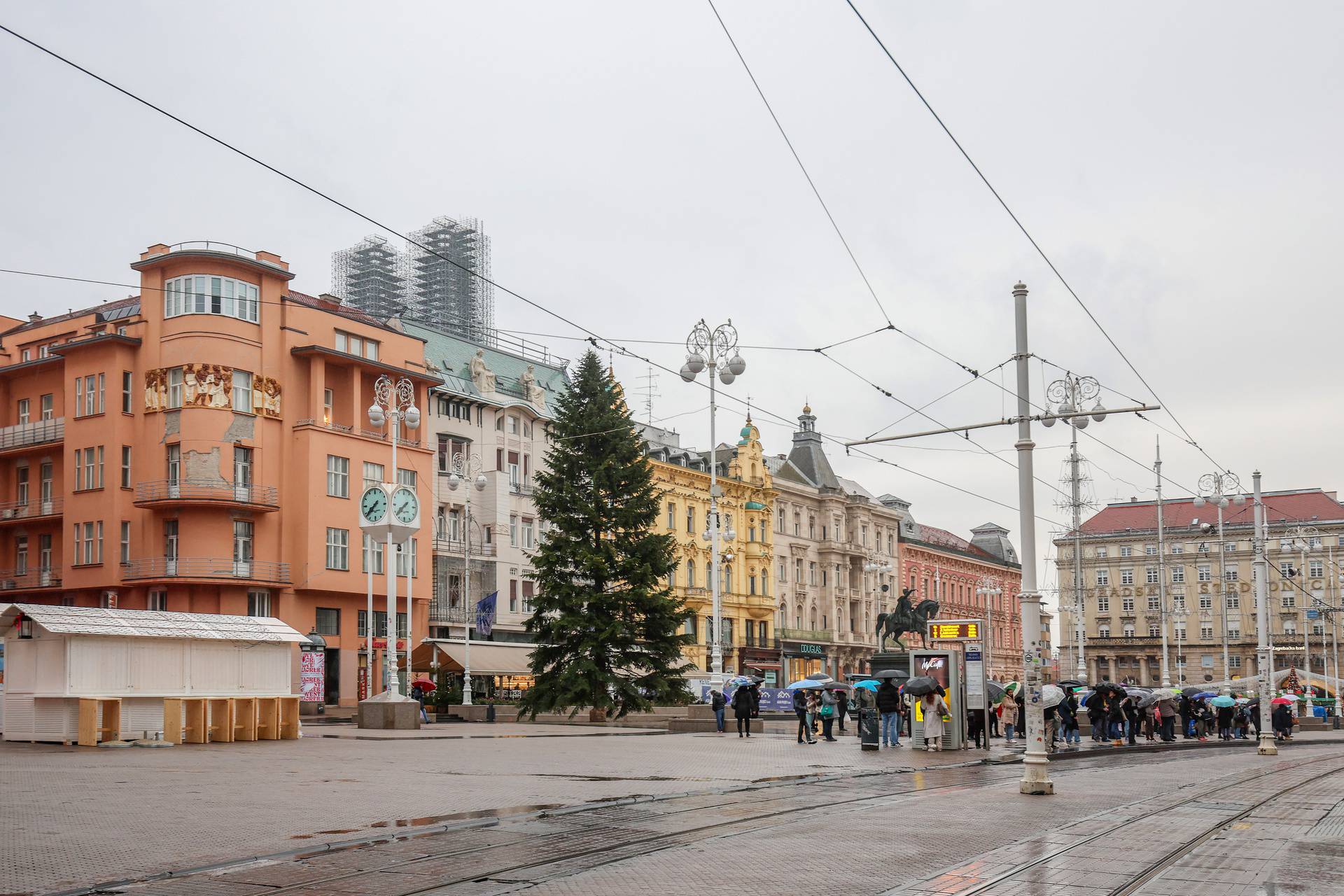 Zagreb: Na Trgu bana Jelačića postavljen bor