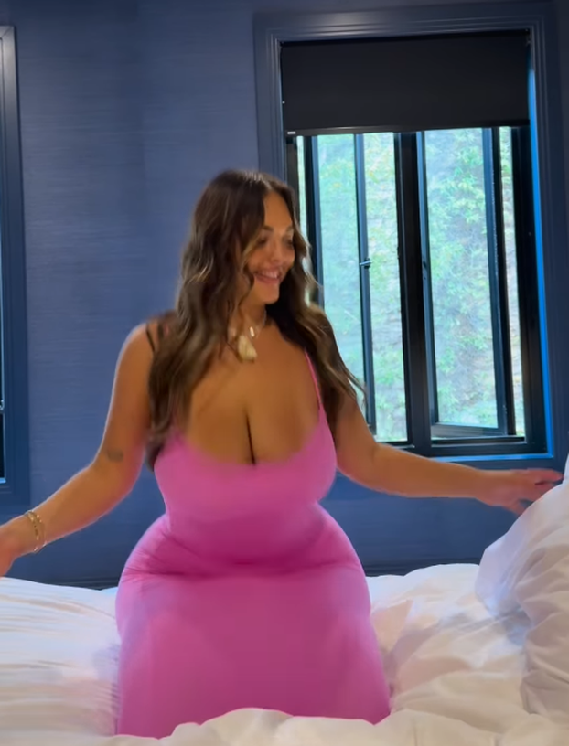 Stjuardesa dala otkaz jer joj je guza prevelika za uski prolaz u avionu. Sad se tješi u Hrvatskoj