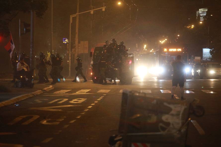 Beograd: Novi prosvjed na beogradskim ulicama, okupljeni su bacali kamenje i pirotehnička sredstva