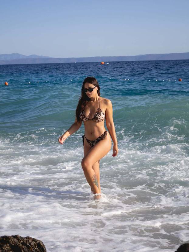 Žanamari se borila s valovima u tangicama, Knollica 'palila' trbušnjacima, a Laura bila u ćuzi