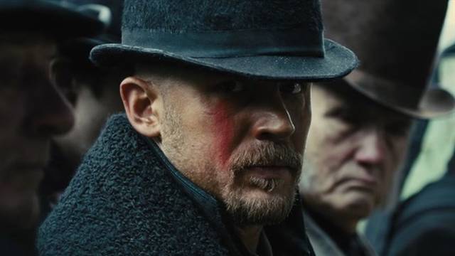 Karizmatični Hardy žestoko nosi 'Taboo' na širokim plećima