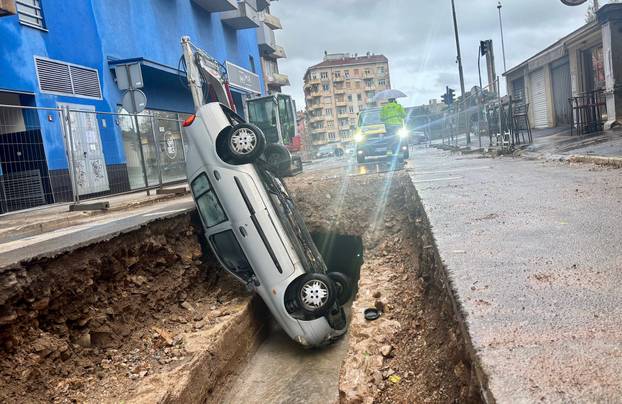 FOTO Ovako je vozač završio u rupi ispred vrtića u Rijeci