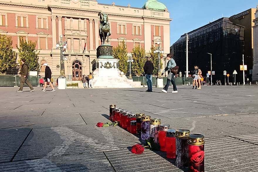 Beograd: 14 lampiona upaljeno je na Trgu Republike za 14 žrtava novosadske tragedije