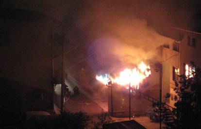 Zagreb: U požaru izgorio salon bankarske opreme