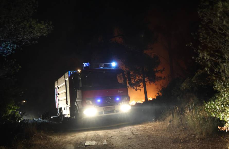Brač:Još jedna neprospavana noć za gasitelje.
