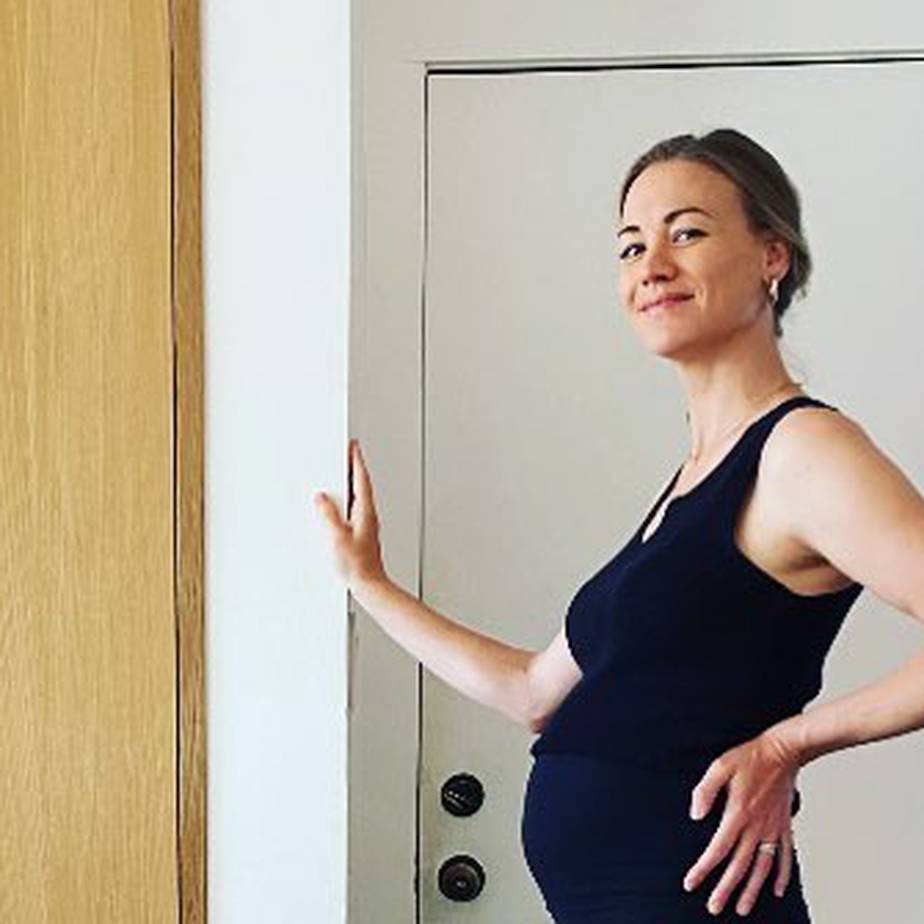 Glumica iz hit serije 'Sluškinjina priča' čeka dijete u 41. godini: Pokazala je i trudnički trbuščić
