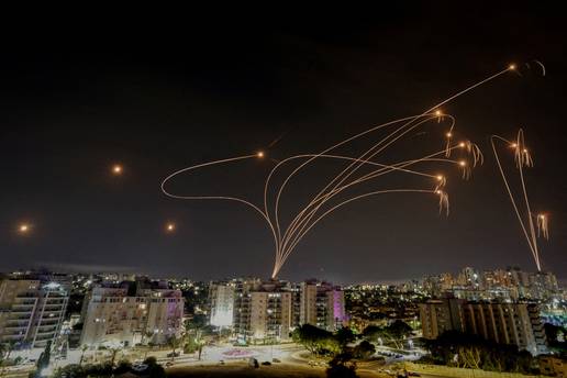 UŽIVO Ogroman napad Irana na Izrael: Lansirali su 180 raketa, SAD pomogao Izraelu u obrani