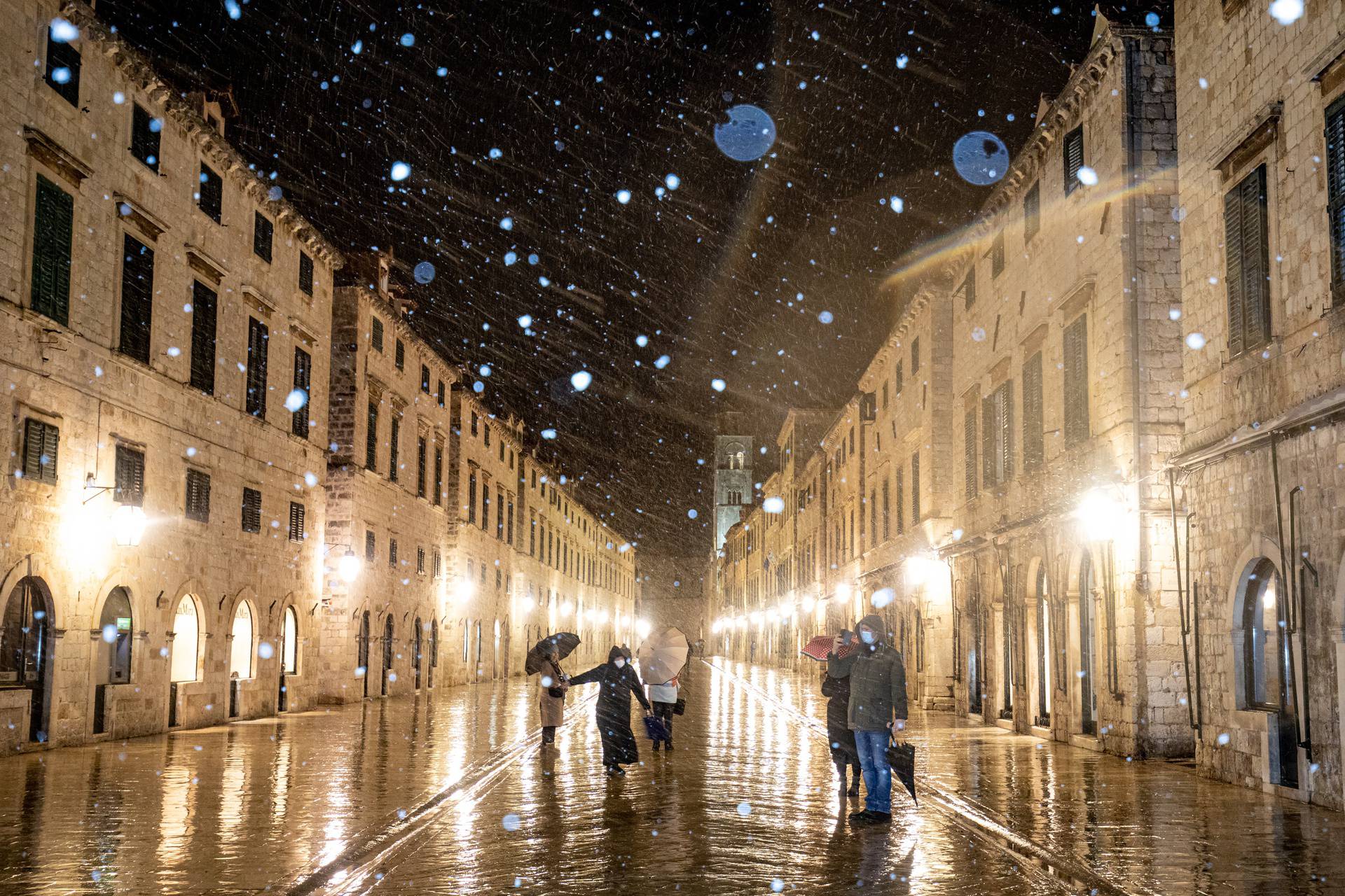 U Dubrovniku zalepršale prve snježne pahulje