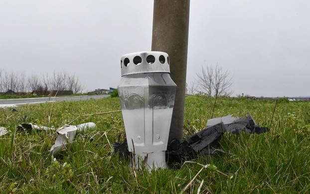 FOTO Tužni prizori u Sl. Brodu: Na mjestu gdje je poginulo dijete gori bijeli lampion...