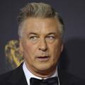 Alec Baldwin na novim fotkama izgleda tužno i 'propalo': Hoda uz pomoć štapa, naglo stari...