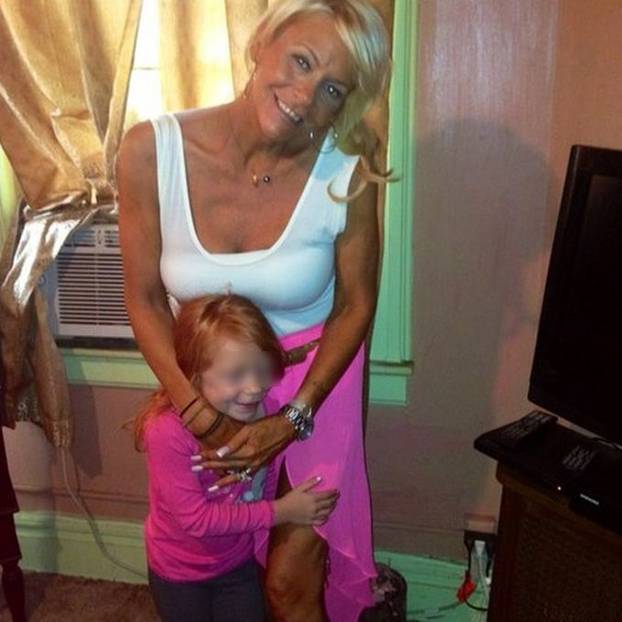 FOTO Ovisna je o solariju. Tamo je vodila i svoju 5-godišnju kćer. 'Kvarcala sam se svaki dan!'