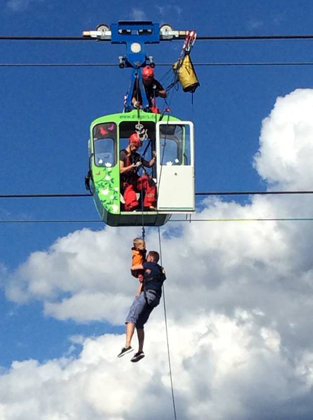 People rescued from stuck cable car gondola