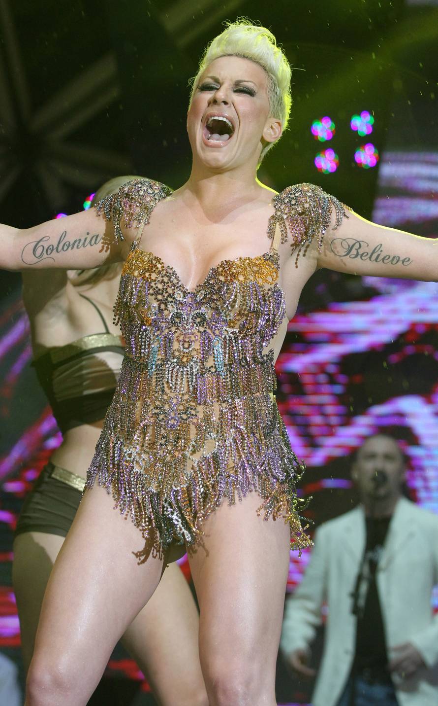 'Indira se ne zna ponašati na sceni, stalno diže noge u zrak'